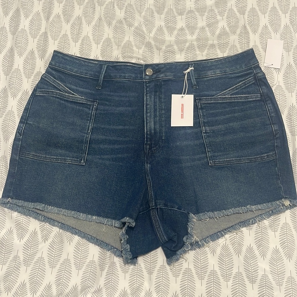 NWT GOOD AMERICAN - GOOD CURVE SHORT